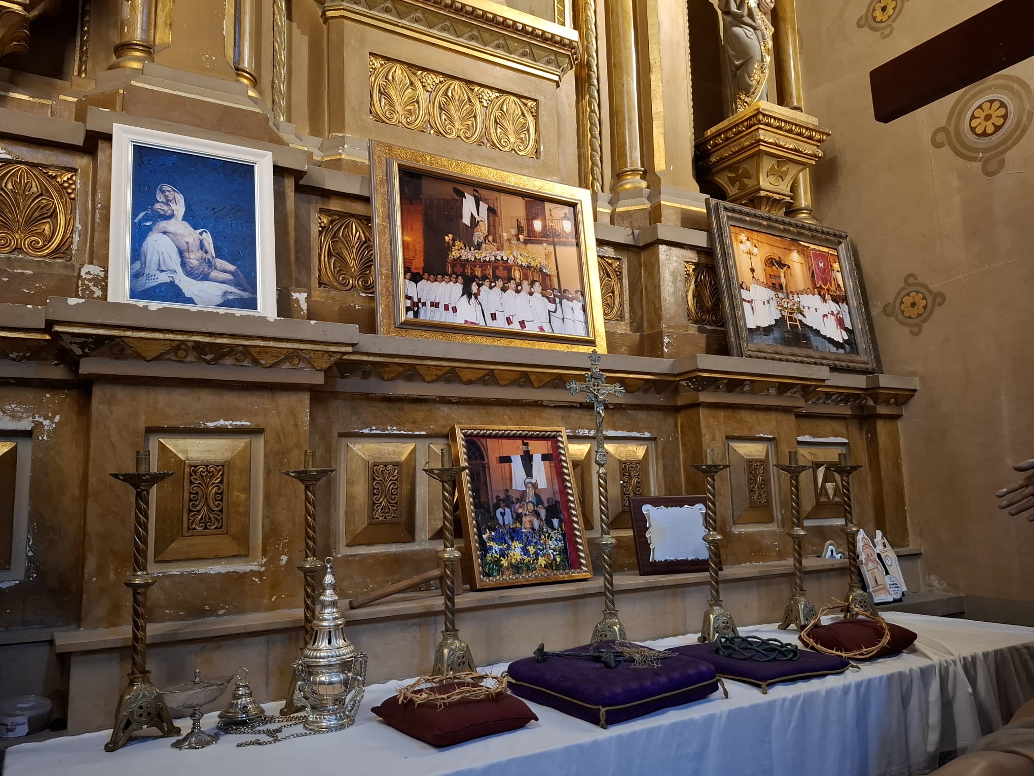 Corona de espinas y clavos