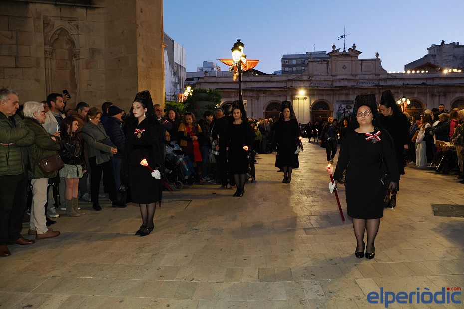 Damas con teja y mantilla y Hermanas Mayores